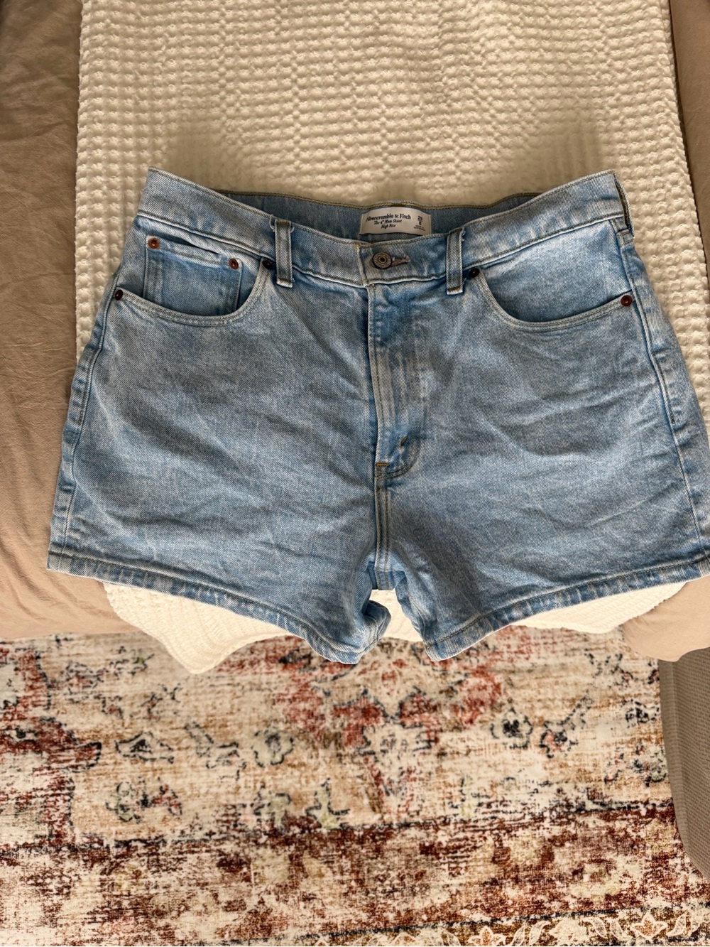Abercrombie & Fitch 4in mom short